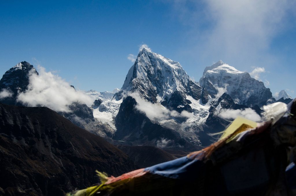Gebetsfahnen wehen im Wind im Himalaya-Gebirge in Nepal