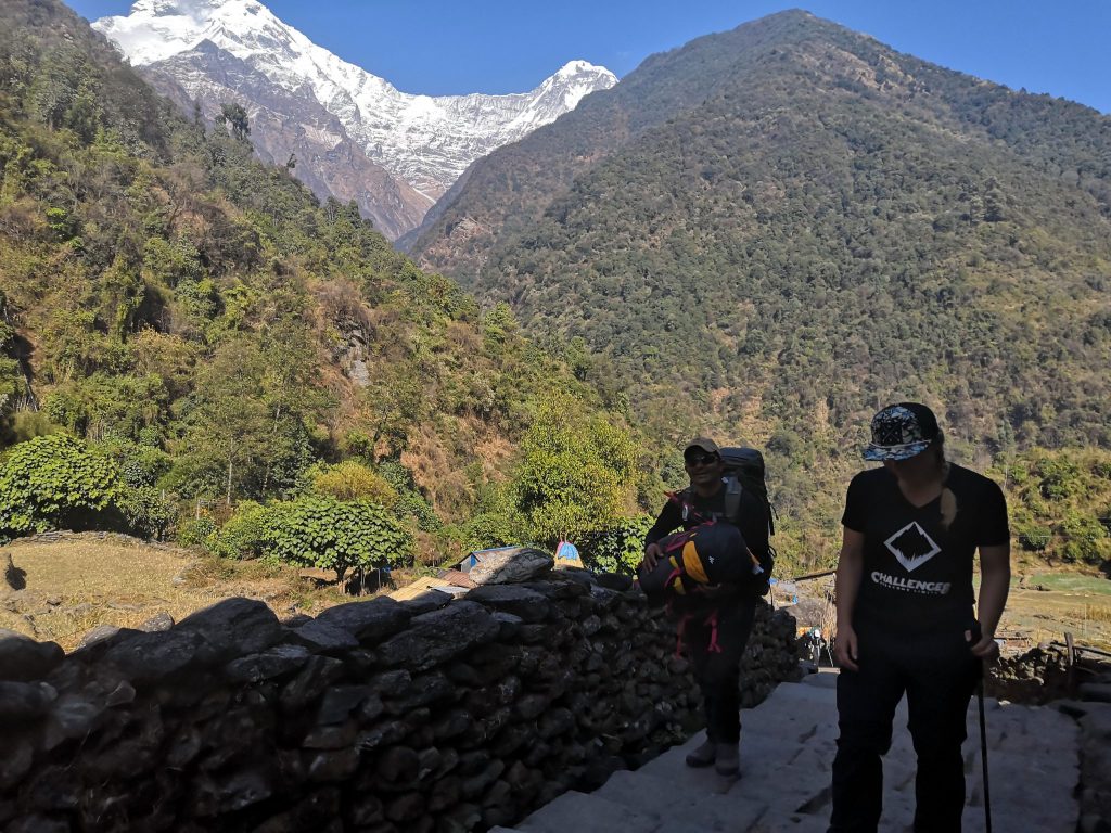 Nepal Trekking Träger auf dem Weg zum EBC