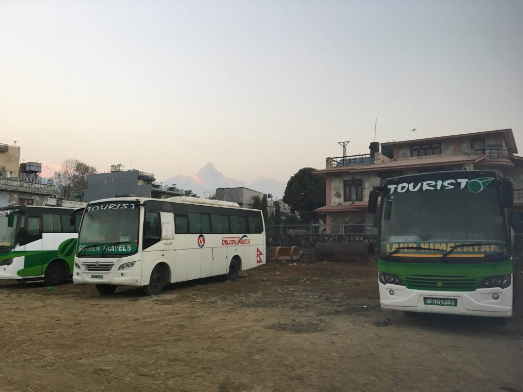 Bus-Transport ins Himalaya