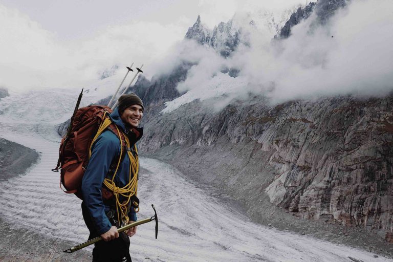 Bergsteiger vor dem Aufstieg zum Gipfel mit Eispickel
