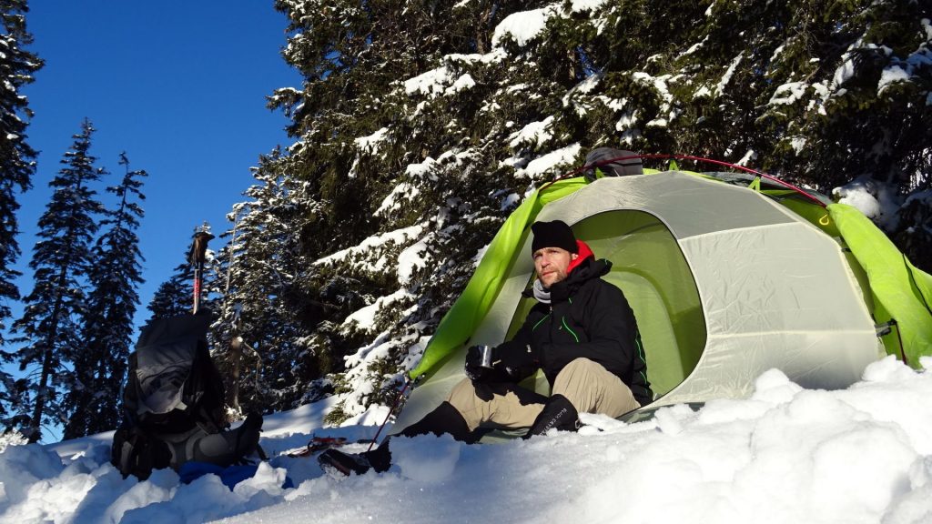 Nicolas Scheidtweiler mit Kaffee im Zelt auf den Geierköpfen