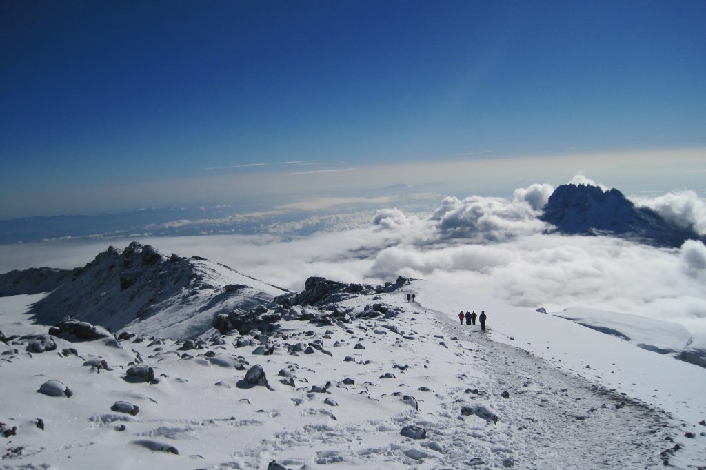 Bergsteiger vor dem Aufstieg zum Gipfel mit Eispickel